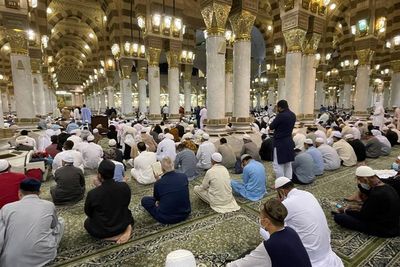 Arab Saudi Move On dari Covid-19, Salat di Masjid Nabawi Tak Lagi Jaga Jarak
