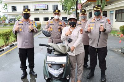Bawa Banyak Orang ke Kantor Polisi, Ibu Ini Dapat Motor dari Kapolres! Kok Bisa?