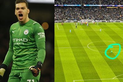Gawangnya Sepi Ancaman, Ederson Jongkok di Garis Tengah Lapangan saat Derby Manchester