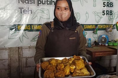 Satpol PP Cantik Jualan Nasi Babat Sehari Laku 100 Porsi, Untungnya Disedekahin!