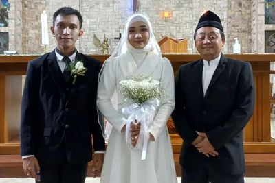 Senyum Merekah Pasangan Nikah Beda Agama di Semarang, Pemberkatan di Gereja