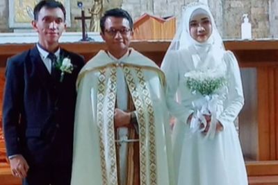 Nikah Beda Agama di Semarang, Mempelai Wanita Berjilbab Ikut Pemberkatan di Gereja Katolik