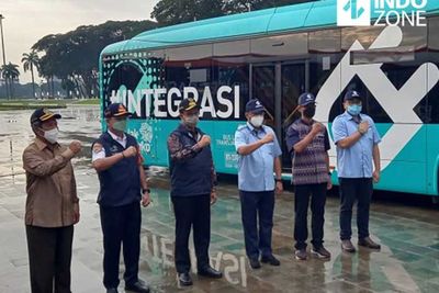 Luncurkan 30 Bus Listrik Transjakarta, Anies Yakin Tak Korslet meski Kebanjiran