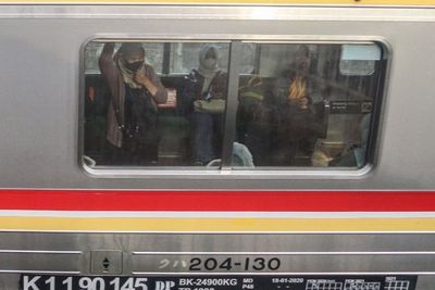 Hore! Hari Ini Aturan Duduk Berjarak di Dalam KRL Resmi Dihapus