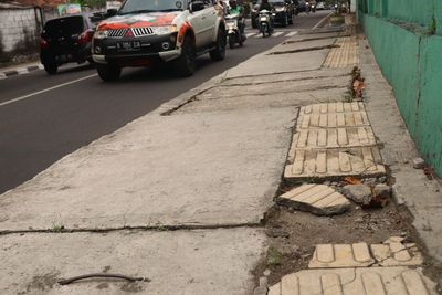 Dear… Pemkot Bandung, Penunjuk Jalan Tunanetra di Trotoar Rusak Nih! Tahu Enggak Sih?