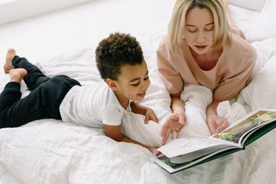 Tips Ajarkan Anak Memiliki Kebiasaan Baca Buku ala Dee Lestari