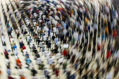 Soal Pencabutan Aturan Jaga Jarak saat Salat Berjemaah, DPR Ingatkan Hal Ini