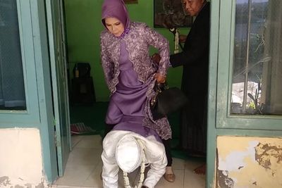 Mau Nikah, Pria Ini Harus Merangkak di Selangkangan Sang Ibu! Buat Apa?