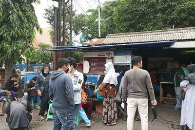 Tahu Telur di Sini Ludes dalam 4 Jam! Lapaknya Selalu Antre Sejak 1984, Seenak Apa?