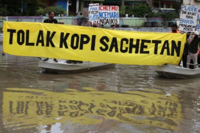 Aktivis Lingkungan Bentangkan Spanduk Tolak Kopi Sachetan di Surabaya, Apa Maksudnya?