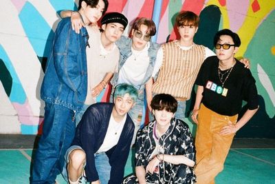 Tak Boleh Teriak dan Tepuk Tangan, ARMY Pakai Alat Clapper untuk Meriahkan Konser BTS!