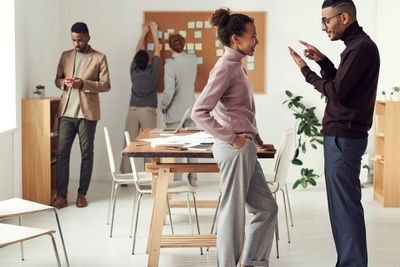 5 Tanda Teman Kantor Naksir Kamu, Nomor 3 Jarang Disadari!