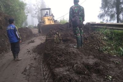 Awas! Tebing 50 Meter di Jalur Wisata Bromo Longsor, Akses Jalan Terhambat Total