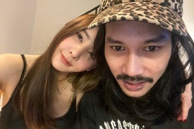 Menangis Terisak, Kekasih Tangmo Nida Beri Cincin di Upacara Pemakaman: Sakit Banget!