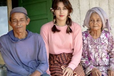 CEK FAKTA: Gadis Desa Cantik Keturunan Palestina, Pakai Kain Jarik dan Giginya Pakai Behel