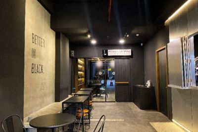 Di Tengah Apartemen Mewah di Malang, Ada Tempat Ngopi Serba Hitam