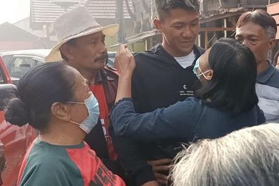 Penuh Tangis! Momen Pertemuan Korban Selamat Pembantaian KKB Papua dengan Keluarga