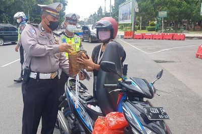 Deg-degan Dikira Mau Ditilang Ternyata Diberi Minyak Goreng Gratis, Rezeki Anak Sholeh!