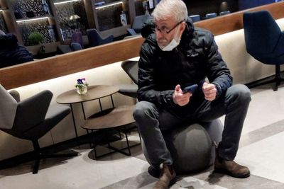 FOTO: Roman Abramovich Terciduk di Bandara Israel, Penampilannya Kusut