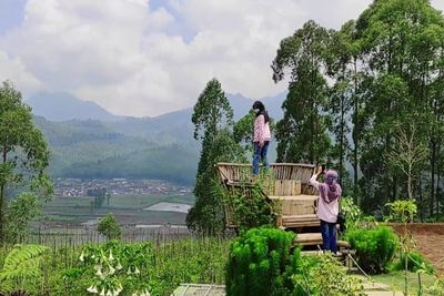 Penampakan Taman Surga di Dunia Nyata, Estetik Dikelilingi 10 Gunung Cantik