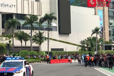 Jangan Ditiru! Aksi Warga Terobos Jalan saat Parade MotoGP