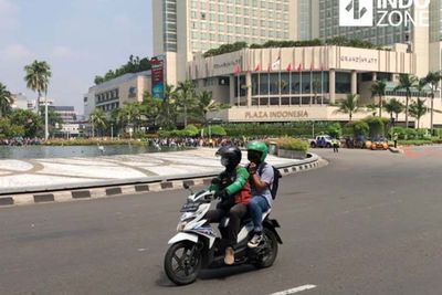 Aksi Santai Ojol Terobos Jalur Parade MotoGP: Lambaikan Tangan ke Arah Massa