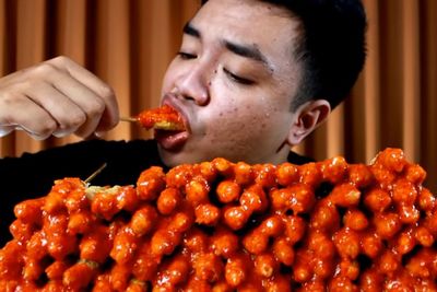 Aksi Food Vlogger Mukbang Telur Gulung 100 Tusuk Tanpa Enek, Habis dalam Sekejap