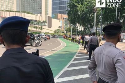 Suasana di Bundaran HI Jelang Parade MotoGP, Petugas Gabungan Berjejer Siaga