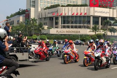 Blaaarrr! Momen Geberan Motor Pebalap MotoGP Saat Parade di Jakarta, Berasa di Sirkuit