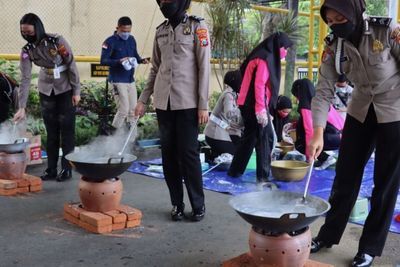 Kreatif! Minyak Goreng Langka, Polisi di Pacitan Lakukan Ini Secara Cuma-cuma