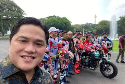 Foto Bareng Pembalap MotoGP, Erick Thohir Ngaku Salah Kostum