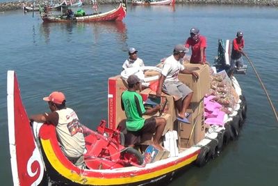 Pria di Kepulauan Madura Mendadak Borong Sembako Satu Perahu, Ada Apa?
