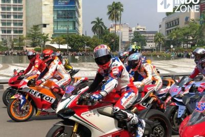Ikut Berkerumun Tonton Parade MotoGP, Warga: Ada Valentino Rossi Nggak?