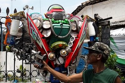 Kece! Belajar dari YouTube, Kakek Ini Bikin Robot Transformers Setinggi 4 Meter