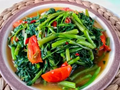 CEK FAKTA: Seorang Pria Meninggal karena Makan Kangkung Berisi Lintah