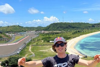 Momen Para Pembalap Nikmati Indahnya Pantai di Lombok sebelum Ajang MotoGP Dimulai