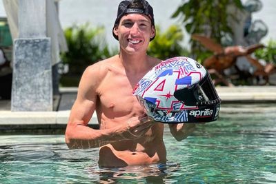 Aleix Espargaro Challenge Netizen Indonesia: Bakal Lempar Helm Jika Follower Capai Sejuta