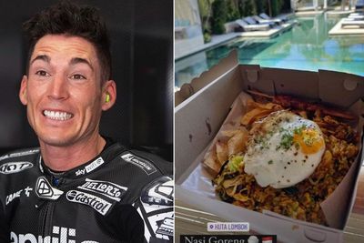 Jelang Balapan MotoGP, Aleix Espargaro Asyik Nikmati Nasi Goreng Pakai Telur Ceplok