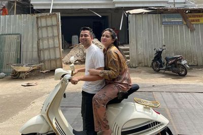 Dibonceng Raffi Ahmad Lihat Rumah Baru, Netizen Salfok Lihat Outfit Nagita Slavina