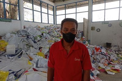 Dulunya Tukang Sampah, Pria Ini Sukses jadi Direktur Bank hingga Bangun Rumah