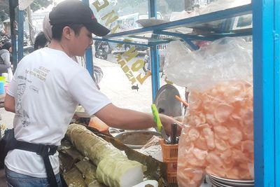 Viral di Jakarta! Lontong Raksasa Segede Guling, Sehari Habiskan 30 Kg Beras