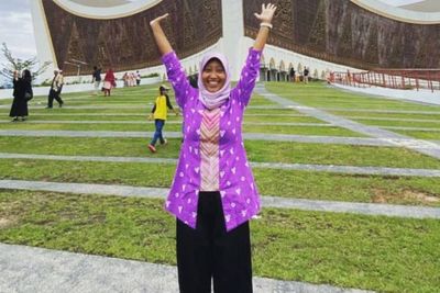 Outfit Sederhana Stafsus Presiden Ayu Kartika Dewi, Senang Pakai Kutubaru saat Bepergian