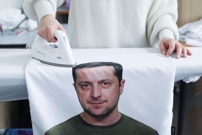 Desainer Ceko Bikin Bantal Berwajah Presiden Ukraina untuk Galang Dana