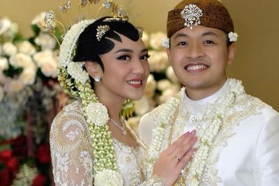 Putri Tanjung dan Guinandra Jatikusumo Kenakan Baju Pengantin Solo: Cantik dan Berkelas
