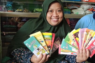 Belum Lebaran Wanita Ini Jual Amplop THR Unik, Baru 2 Pekan Omzetnya Rp15 Juta
