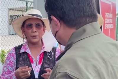 Susi Ketahuan Merokok di Sirkuit Mandalika, Erick Thohir: Gak Boleh di Sini, Dekat Bensin