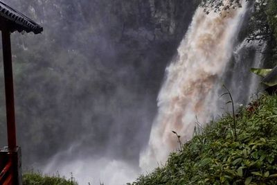 Fenomena Langka! Ada Air Terjun Mengeluarkan Asap Setinggi 50 Meter