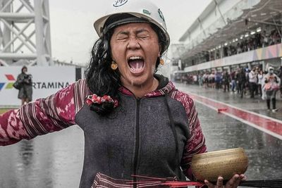 Fantastis! Gaji Rara Istiati, Pawang Hujan Mandalika yang Viral Mencapai Ratusan Juta!