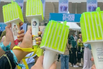 Tiga Barang yang Sering Dikoleksi Penggemar K-Pop