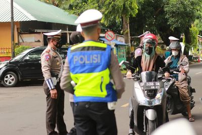 Ada-ada Saja! Pengendara Malah Minta Ditilang Polisi Demi Diberi Minyak Goreng